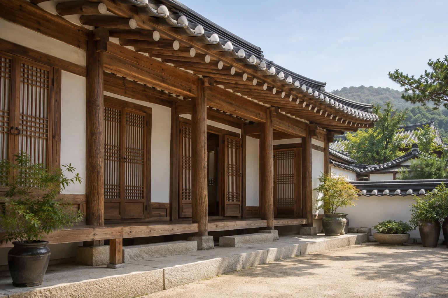 北村文化中心的韓屋院子,木廊、屋簷、柱子和格子門有規律地排列