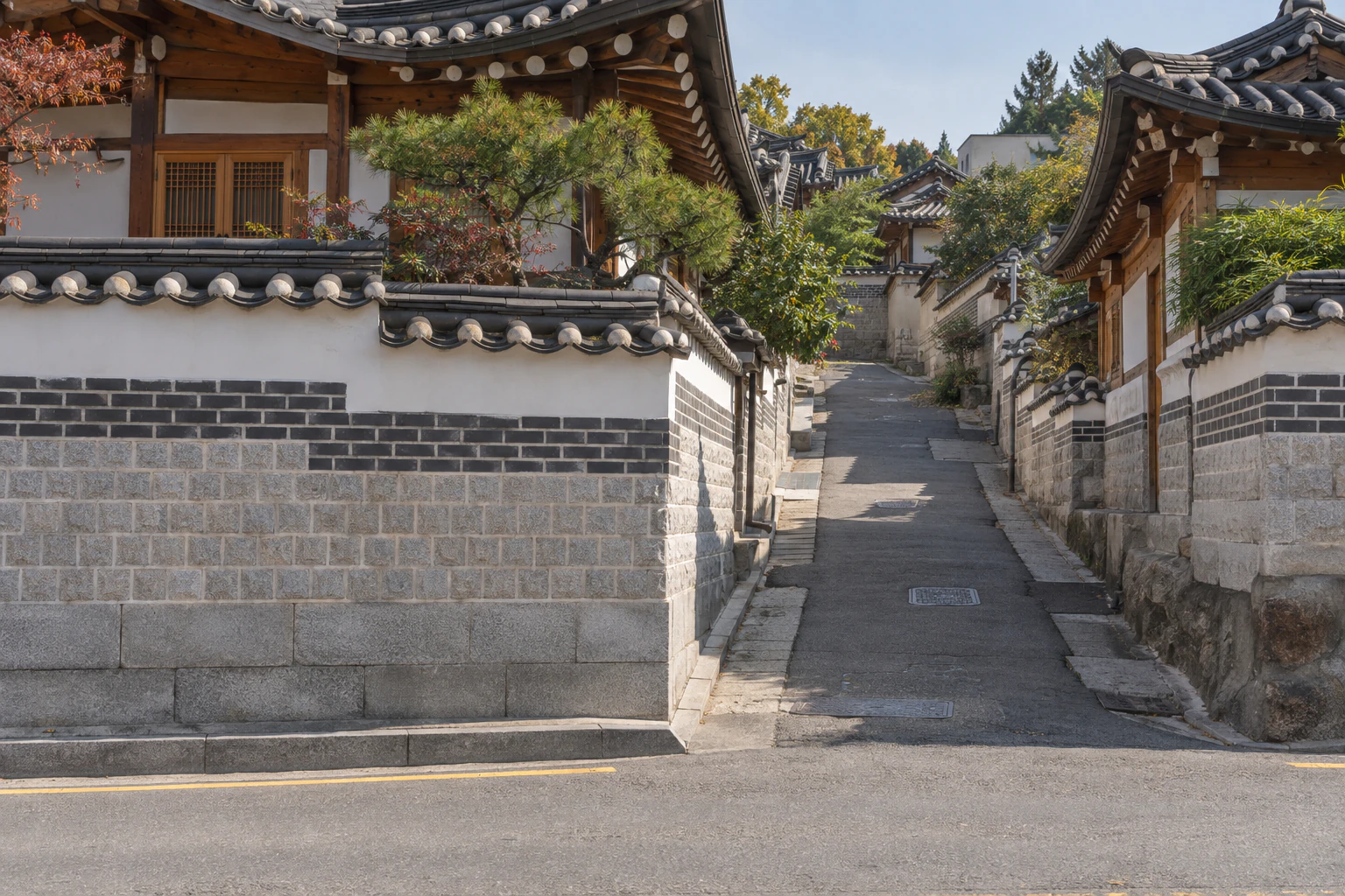 開始上坡的嘉會洞巷口,兩側鋪著屋瓦的圍牆一路延伸