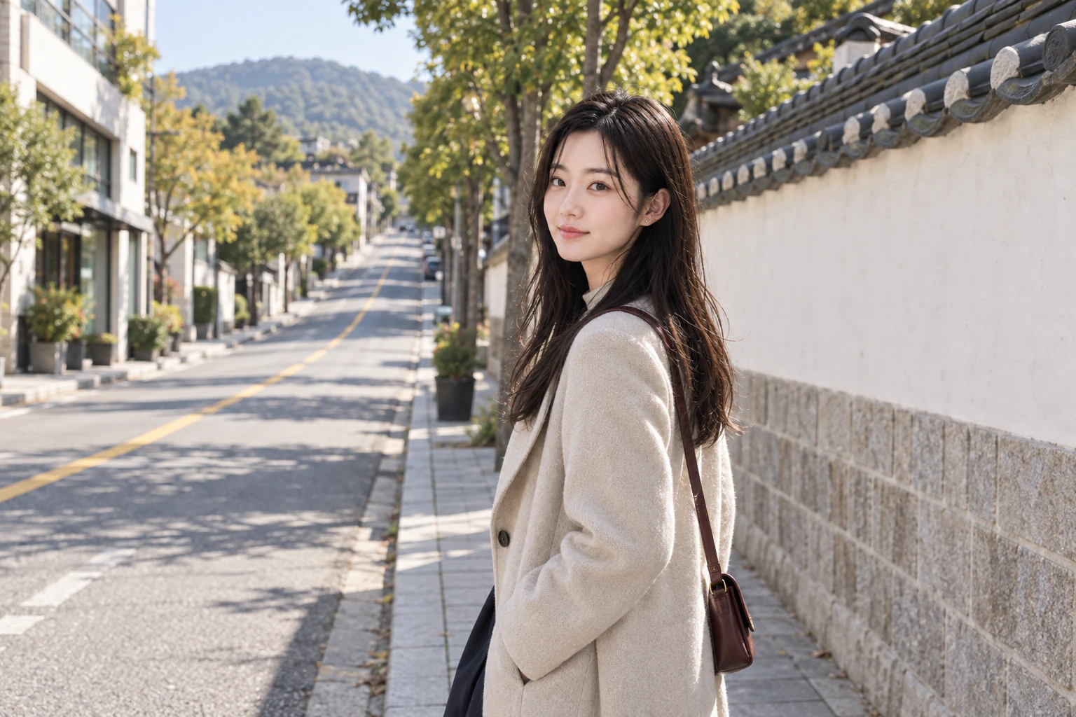 Rina 在北村路的白色灰泥牆旁,身體轉向巷子、只把臉轉向這邊,淺淺地笑