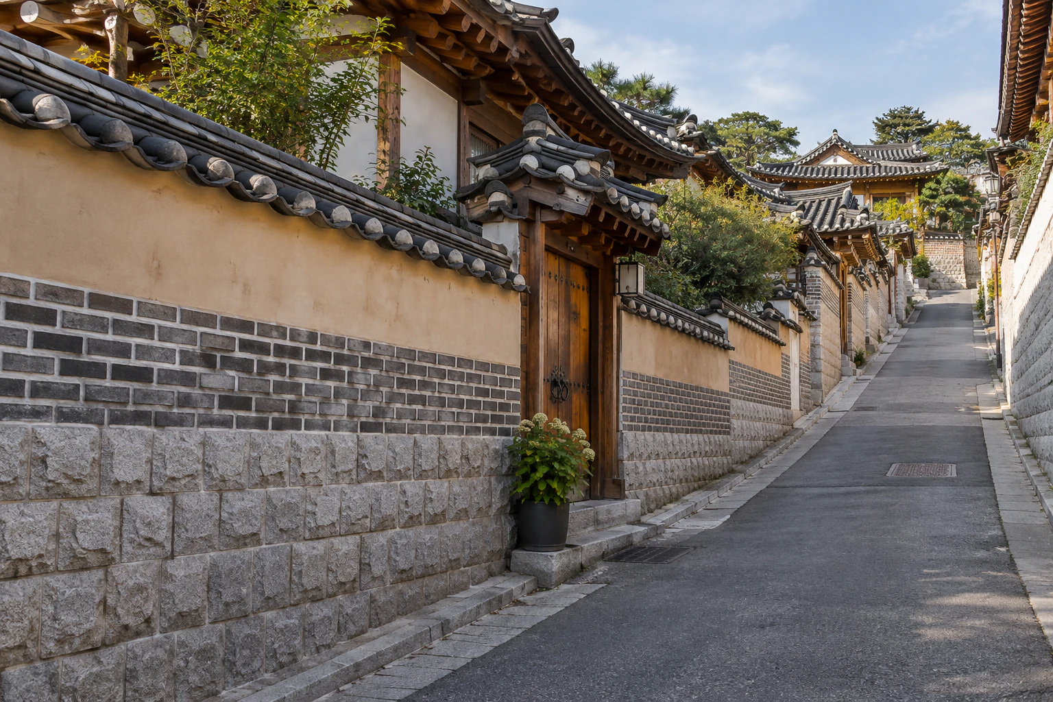 花崗岩和磚上接著土色牆面與屋瓦的圍牆,一路延伸的上坡巷弄
