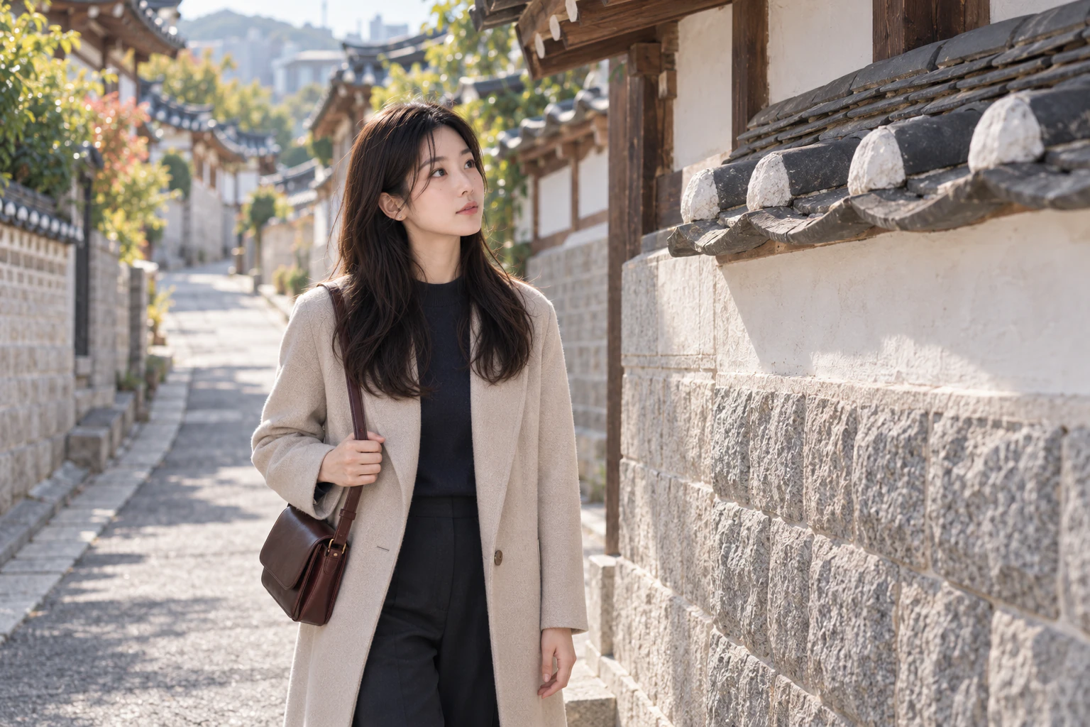 在上坡巷子裡抬頭看屋簷的年輕女子四分之三側面，淺石色長大衣，斜背包。編輯圖片。