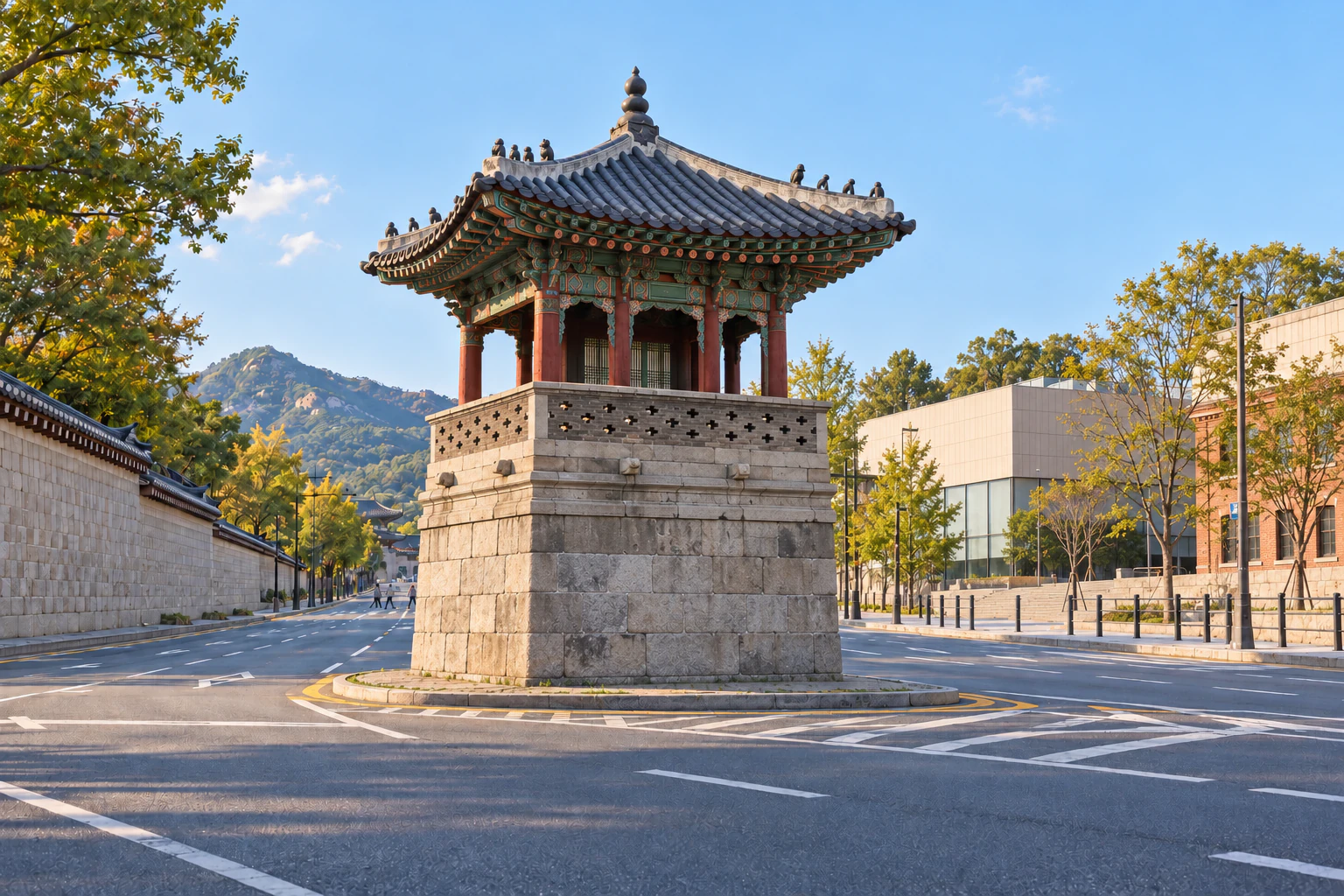 立在寬闊馬路中央高大花崗岩基座上的小角樓（瓦屋頂），左邊是宮牆，右邊是低矮的現代美術館建築，後方往北延伸的道路，遠處的人們。編輯圖片。