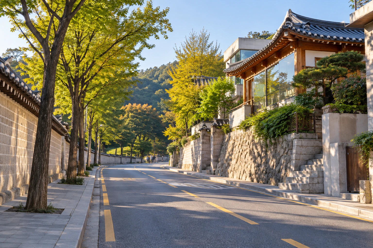 上坡道路盡頭樹木變密、看得見樹林的景色，遠處人影。編輯圖片。