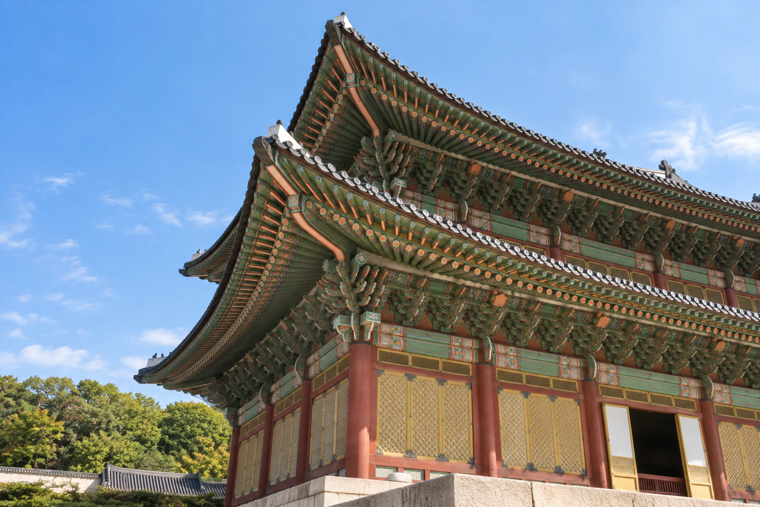 施有丹青的兩層殿閣重簷與石台基的局部，無人。編輯圖片。