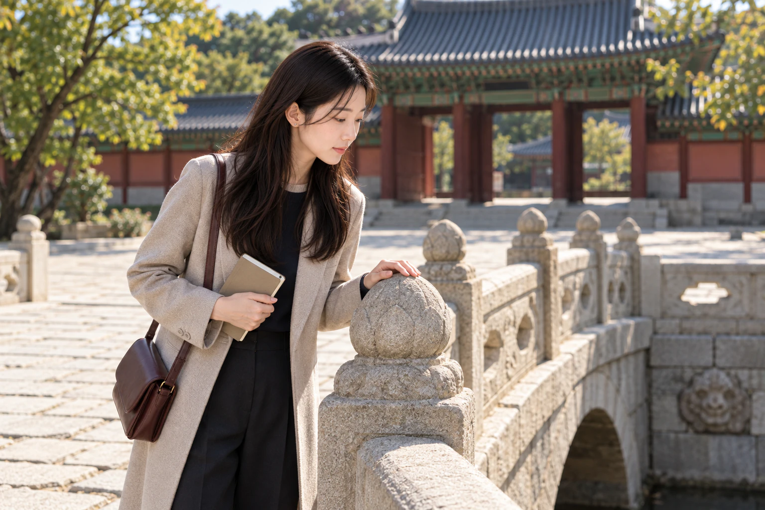 在石橋邊從欄杆往下看、穿長大衣的年輕女性。編輯圖片。