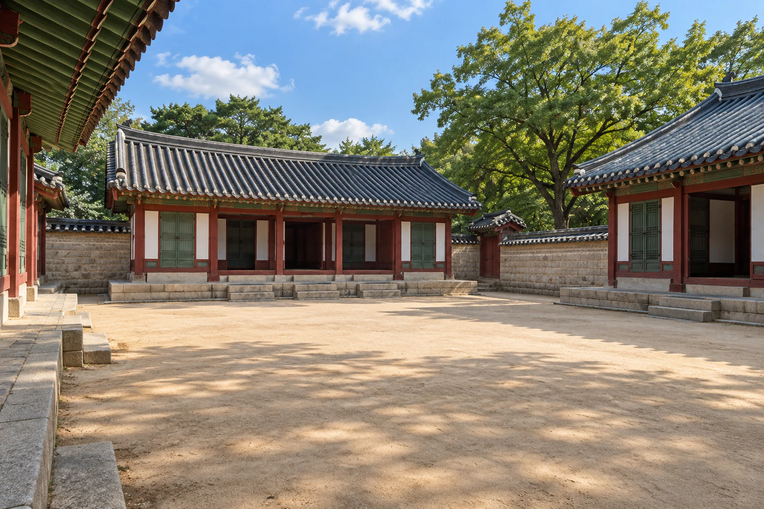 붉은 기둥과 초록 창살의 단층 건물이 둘러싼 흙 마당, 사람 없음. 편집 이미지.