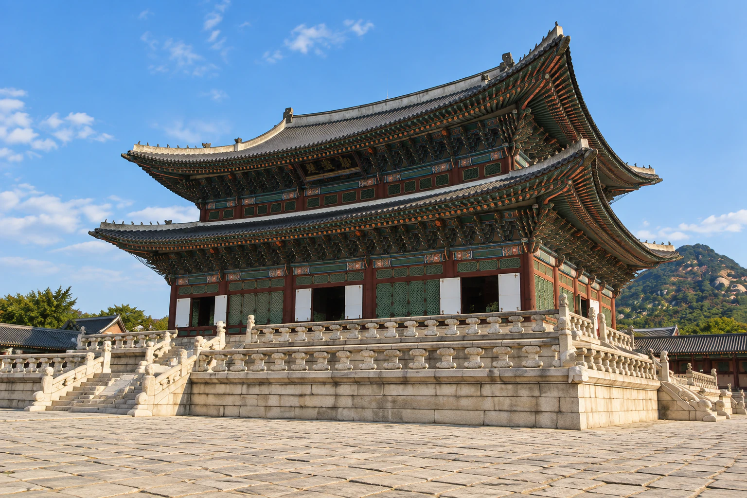 兩層石造月臺上的重簷大殿，月臺上沒有人。編輯圖片。