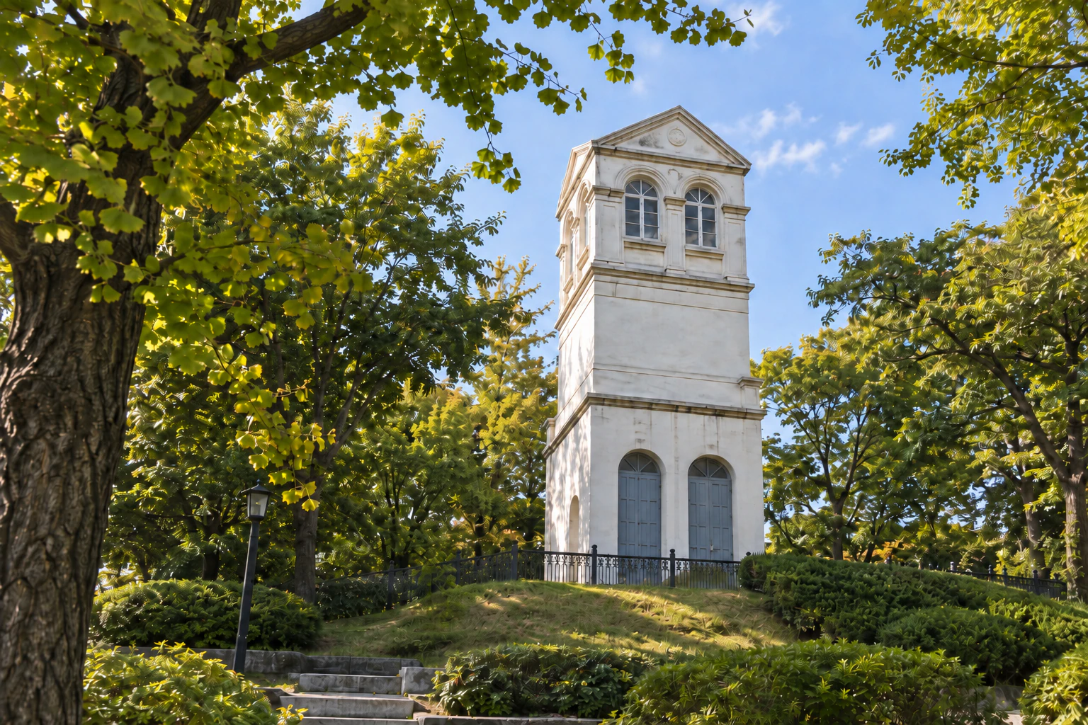 高出樹梢的白塔，無人。編輯圖片。