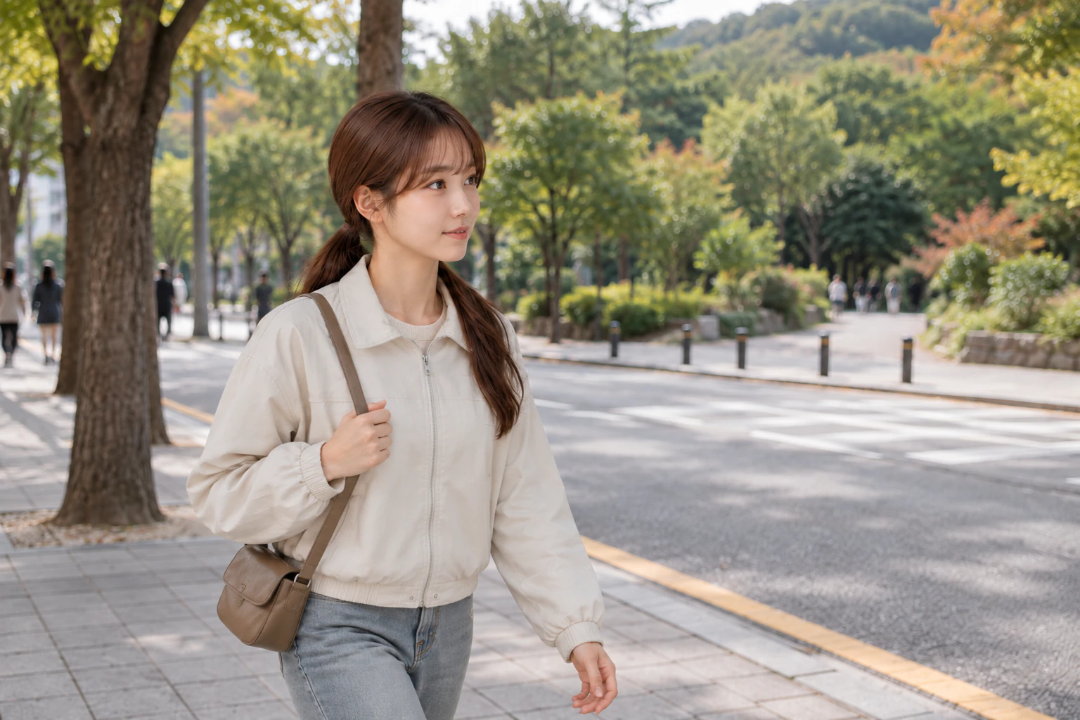 Lulu穿著淺色外套、背著小包，沿著林蔭人行道走，望向對街的綠意入口，微微帶笑。