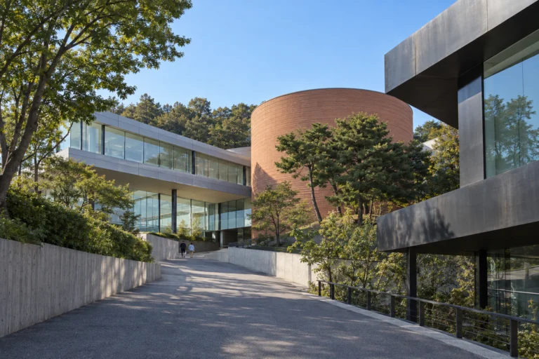 Leeum Museum of Art: Three Scenes on One Hill — Elena Climbs the Lane from Exit 1 of Hangangjin Station and Reads Three Buildings — Terracotta Brick, Stainless Steel and Black Concrete — as Three Separate Scenes