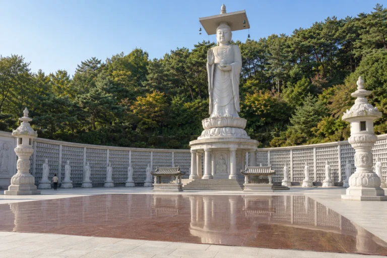 Bongeunsa’s Maitreya Plaza, the Morning After the Dawn Service — On a weekday morning Rina walks from rush-hour Bongeunsa Station through Jinyeomun, past Mireukjeon — the old Beobwangnu, moved here — and along the edge of the plaza where the 23-metre Maitreya Buddha stands